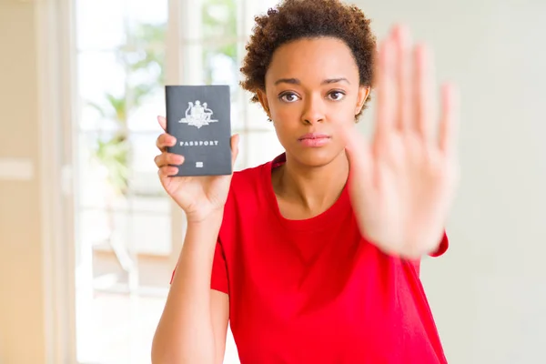 Avustralya Pasaportu Elinde Açık Elle Tutan Genç Afro Amerikan Kadın — Stok fotoğraf