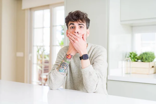 Hombre Joven Con Suéter Casual Sentado Mesa Blanca Sorprendió Cubriendo — Foto de Stock