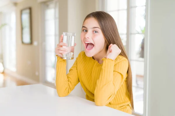 Vacker Ung Flicka Unge Dricker Ett Färskt Glas Vatten Skriker — Stockfoto