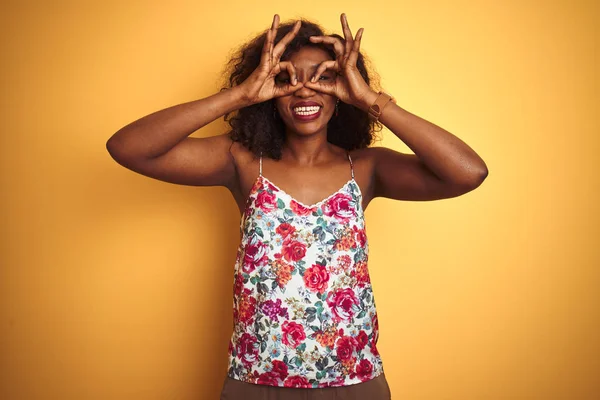 Afrikanisch Amerikanische Frau Trägt Geblümtes Sommer Shirt Über Isoliertem Gelbem — Stockfoto