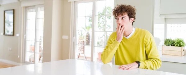 Amplio Ángulo Tiro Joven Guapo Casa Aburrido Bostezo Cansado Cubriendo — Foto de Stock