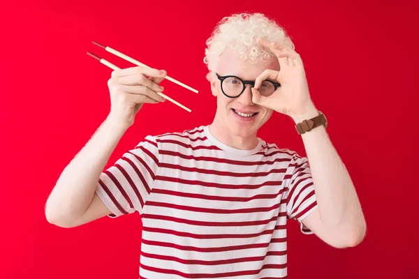 Genç Albino Sarışın Adam Mutlu Yüz Parmakları Ile Bakarak Göz — Stok fotoğraf
