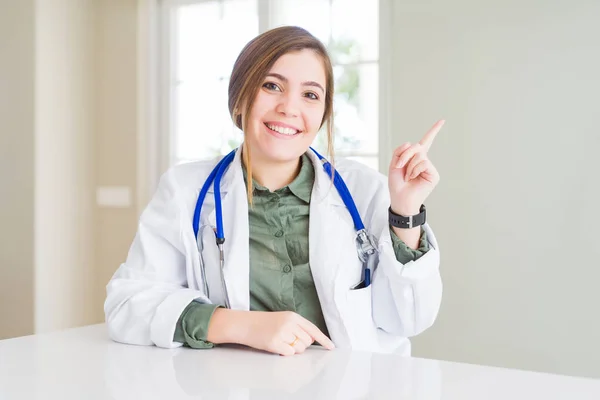 Piękna Młoda Kobieta Lekarz Nosi Płaszcz Medyczny Stetoskop Wielkim Uśmiechem — Zdjęcie stockowe