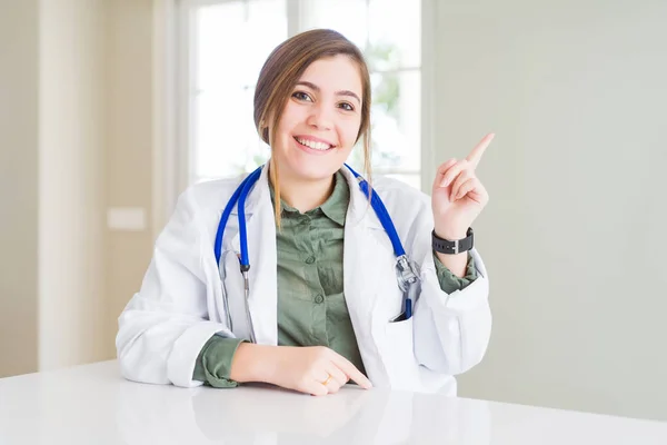 Bela Jovem Médica Vestindo Casaco Médico Estetoscópio Com Grande Sorriso — Fotografia de Stock