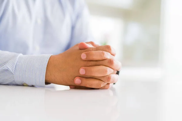 Primer Plano Las Manos Del Hombre — Foto de Stock