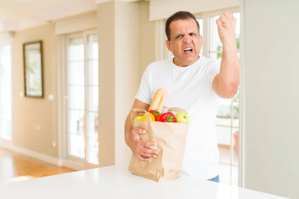 Hombre Mediana Edad Sosteniendo Bolsa Compra Comestibles Casa Molesto Frustrado — Foto de Stock