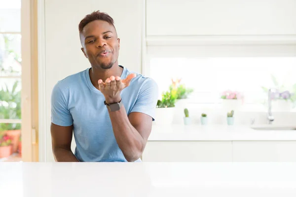 Bel Homme Afro Américain Portant Shirt Décontracté Maison Regardant Caméra — Photo