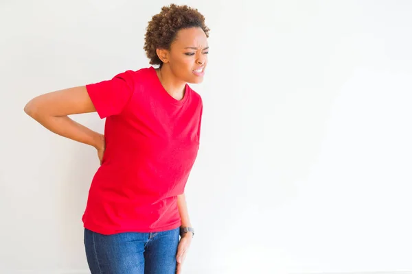 Jonge Mooie Afrikaanse Amerikaanse Vrouw Witte Achtergrond Lijden Van Rugpijn — Stockfoto