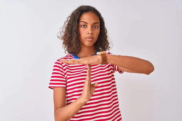 Jovem Brasileira Vestindo Camiseta Listrada Vermelha Sobre Fundo Branco Isolado — Fotografia de Stock