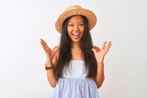 Junge Chinesin Mit Gestreiftem Kleid Und Hut Steht Vor Isoliertem — Stockfoto