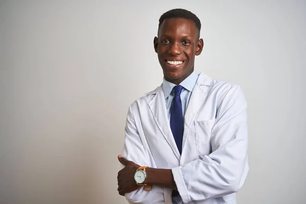 Jovem Médico Afro Americano Vestindo Casaco Sobre Fundo Branco Isolado — Fotografia de Stock