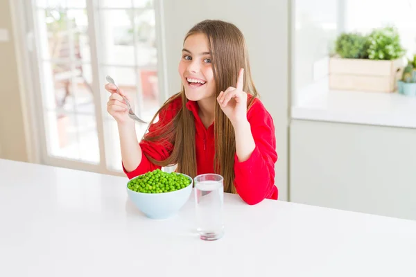 Menina Bonita Comendo Ervilhas Verdes Saudáveis Surpreso Com Uma Ideia — Fotografia de Stock