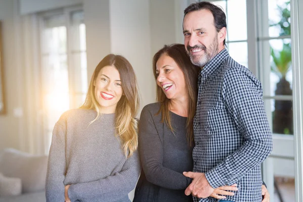 Uma Bela Família Juntos Mãe Pai Filha Sorrindo Abraçando Com — Fotografia de Stock