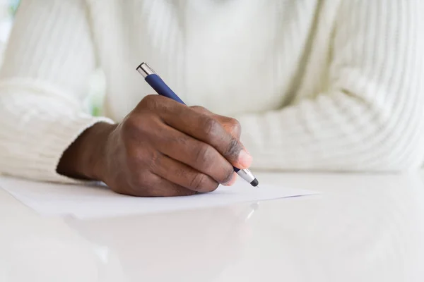 Close Van Afrikaanse Man Het Schrijven Van Een Briefje Een — Stockfoto