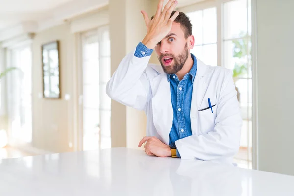 Gutaussehender Arzt Arztkittel Der Klinik Überraschte Mit Der Hand Auf — Stockfoto