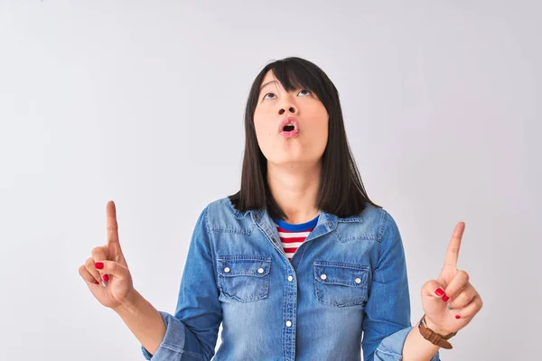 Mladá Krásná Čínská Žena Která Nosí Džínou Košili Přes Izolované — Stock fotografie