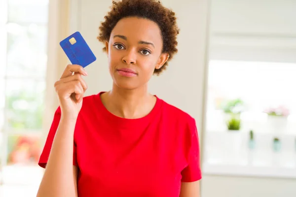 Junge Afrikanisch Amerikanische Frau Mit Kreditkarte Und Selbstbewusstem Gesichtsausdruck — Stockfoto