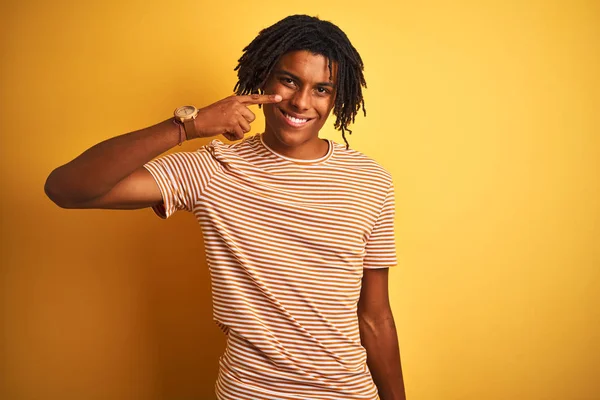 Afro Mann Mit Dreadlocks Und Gestreiftem Shirt Der Vor Isoliertem — Stockfoto