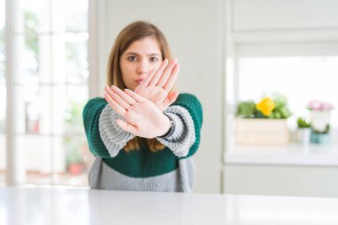 Genç güzel artı boyutu kadın rahat çizgili kazak giyen Reddi ifade geçiş kolları ve avuç içi olumsuz işaret yapıyor, kızgın yüz