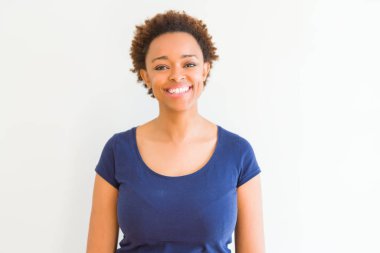 Emin gülümseyen güzel genç Afro-Amerikan kadın 