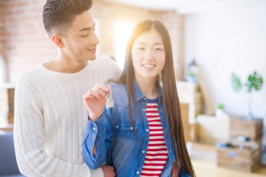 Genç Asya çift tutan Keys bu yeni ev, gülümseyen mutlu ve 