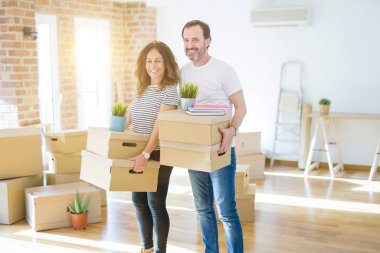 Orta yaş Senior çift yeni bir eve hareket, karton boks tutuyordum mutlu aşık Apartmant ile