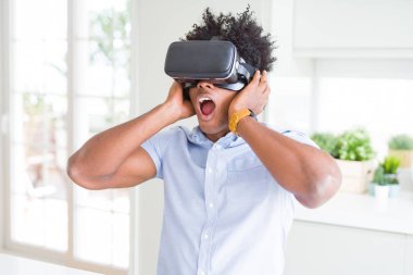 Afrika amaerican adam eğleniyor sanal gerçeklik gl ile oyun