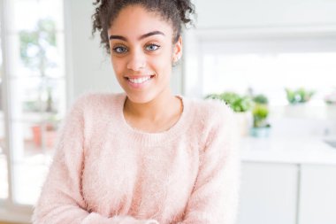 Bir mutlu ve serin afro saçlı güzel genç Afro-Amerikan kadın yüzündeki gülümseme. Şanslı kişi.