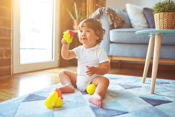 Menina Criança Bonita Brincando Com Brinquedos Tapete — Fotografia de Stock