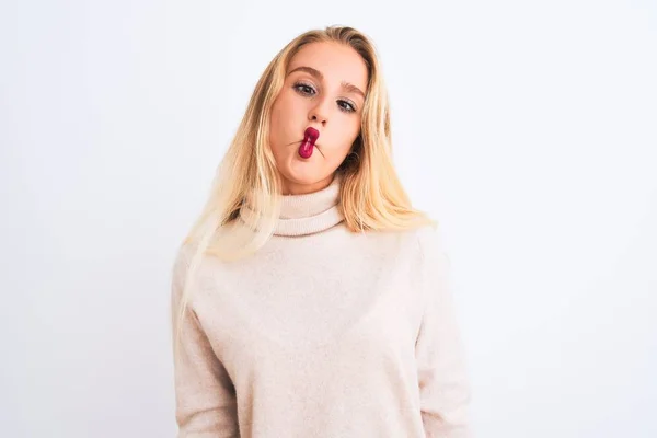 Wanita Cantik Muda Mengenakan Sweater Berkerah Turtleneck Berdiri Atas Latar — Stok Foto