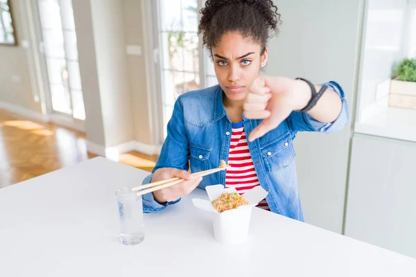 Young African American Woman Eating Asian Noodles Delivery Box Angry — Stock Photo, Image