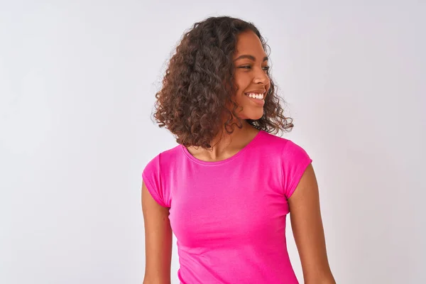 Mujer Brasileña Joven Con Camiseta Rosa Pie Sobre Fondo Blanco — Foto de Stock