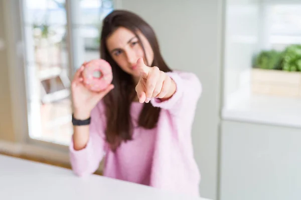 Mulher Bonita Comendo Rosquinhas Chocolate Rosa Donut Apontando Com Dedo — Fotografia de Stock