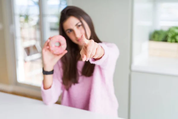 Vacker Ung Kvinna Som Äter Rosa Choklad Chips Munk Pekar — Stockfoto