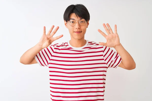 Mladý Číňan Který Nosí Brýle Proužkovaný Tričko Stojící Nad Ojedinělým — Stock fotografie