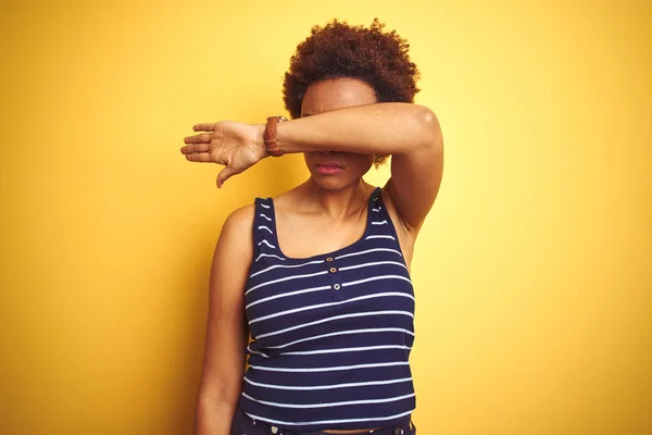 Beauitul Mujer Afroamericana Vistiendo Una Camiseta Verano Sobre Fondo Amarillo —  Fotos de Stock