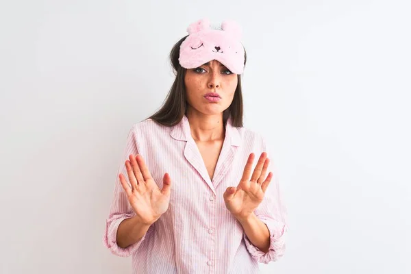 Joven Mujer Hermosa Con Máscara Sueño Pijama Sobre Fondo Blanco — Foto de Stock