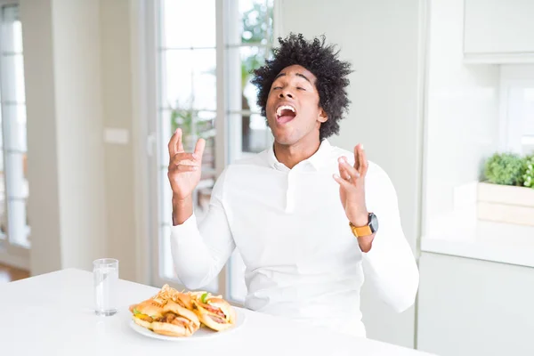 Hombre Afroamericano Hambriento Comiendo Hamburguesa Para Almuerzo Celebrando Loco Loco — Foto de Stock