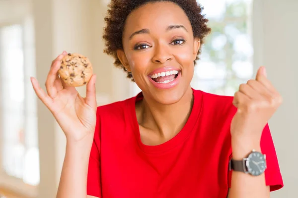 Jonge African American Vrouw Eten Van Chocolade Chips Cookies Schreeuwen — Stockfoto