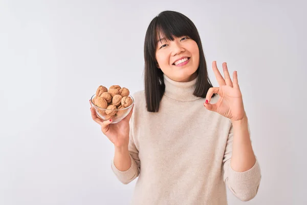 Joven Hermosa Mujer China Sosteniendo Tazón Con Nueces Sobre Fondo — Foto de Stock