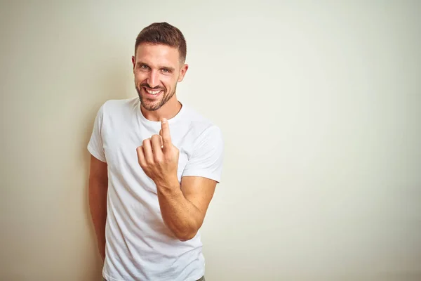 Ung Stilig Man Bär Casual Vit Shirt Över Isolerad Bakgrund — Stockfoto