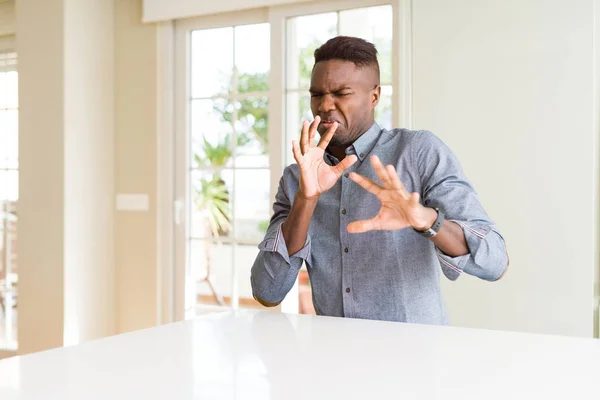 Knappe Afro Amerikaanse Man Witte Tafel Walgen Expressie Ontevreden Angstig — Stockfoto