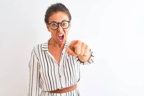 Donna Affari Mezza Età Indossa Abito Righe Occhiali Sfondo Bianco — Foto Stock