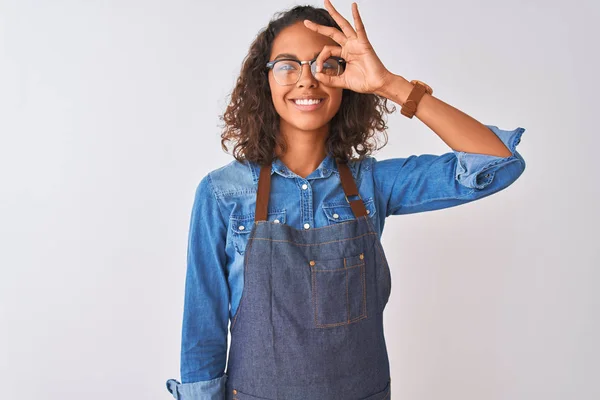 Joven Chef Brasileña Mujer Con Delantal Gafas Sobre Fondo Blanco — Foto de Stock