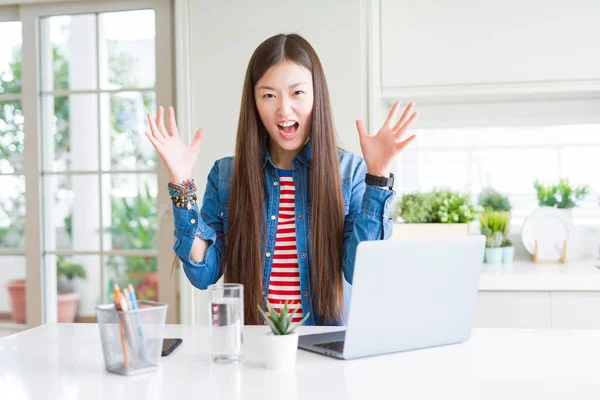 Hermosa Mujer Asiática Que Trabaja Usando Computadora Portátil Celebrando Loco —  Fotos de Stock