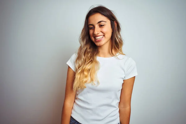 Mujer Hermosa Joven Con Camiseta Blanca Casual Sobre Fondo Aislado —  Fotos de Stock