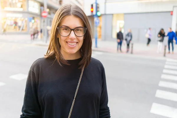 Belle Jeune Femme Brune Souriante Excitée Marchant Dans Les Rues — Photo