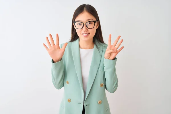 Empresaria China Con Elegante Chaqueta Gafas Sobre Fondo Blanco Aislado —  Fotos de Stock