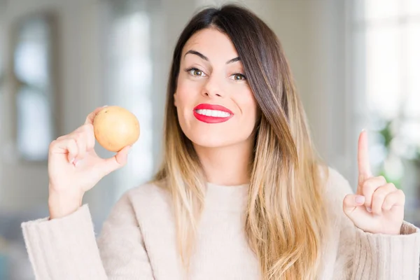 Junge Schöne Frau Mit Frischen Kartoffeln Hause Überrascht Mit Einer — Stockfoto