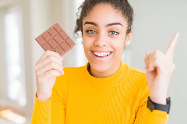 Junge Afrikanisch Amerikanische Mädchen Essen Dunkle Schokolade Riegel Als Süße — Stockfoto